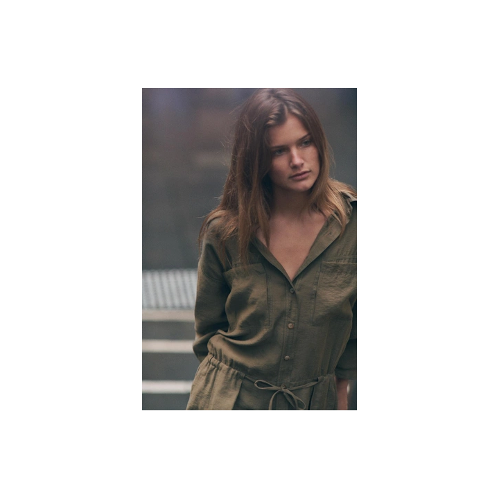 КОРОТКОЕ ПЛАТЬЕ-РУБАШКА ИЗ СТРУЯЩЕЙСЯ ТКАНИ