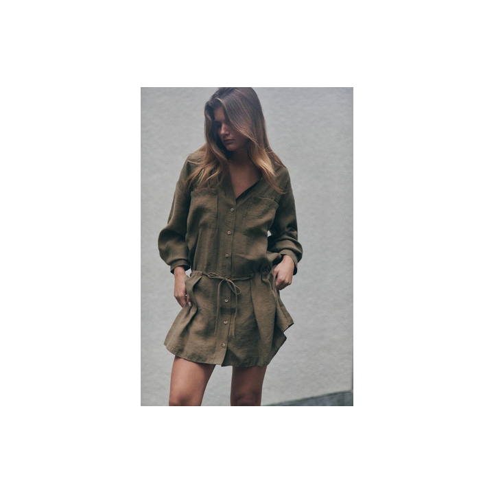 КОРОТКОЕ ПЛАТЬЕ-РУБАШКА ИЗ СТРУЯЩЕЙСЯ ТКАНИ