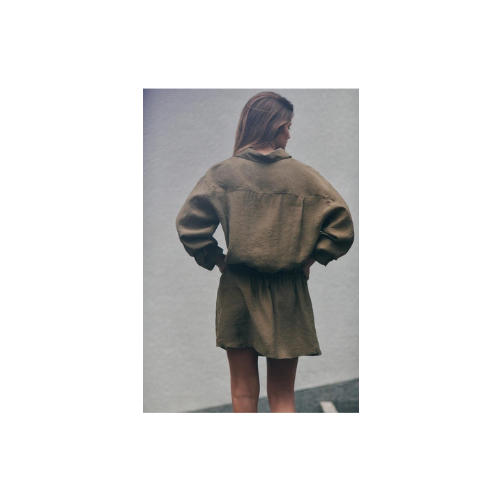 КОРОТКОЕ ПЛАТЬЕ-РУБАШКА ИЗ СТРУЯЩЕЙСЯ ТКАНИ