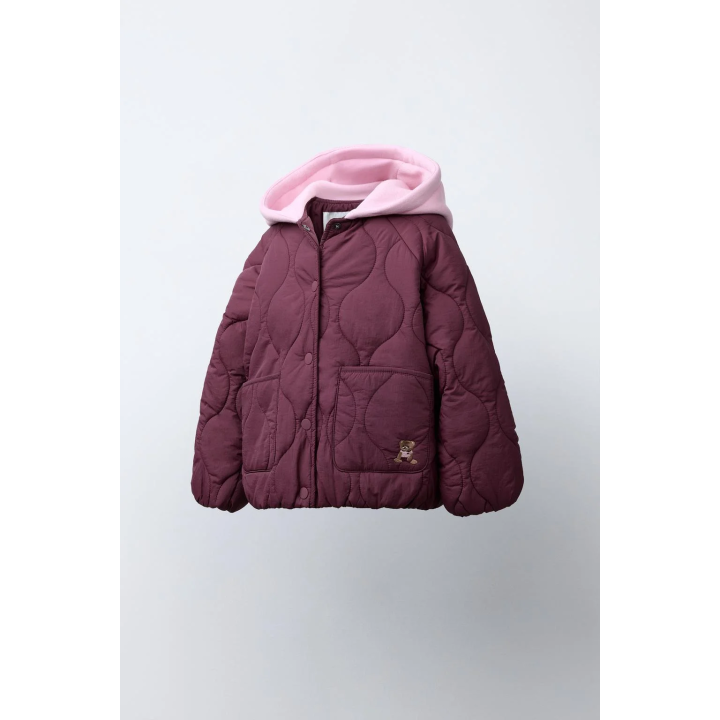 СТЕГАНАЯ КУРТКА С КАПЮШОНОМ И ВЫШИВКОЙ В ВИДЕ МЕДВЕЖОНКА