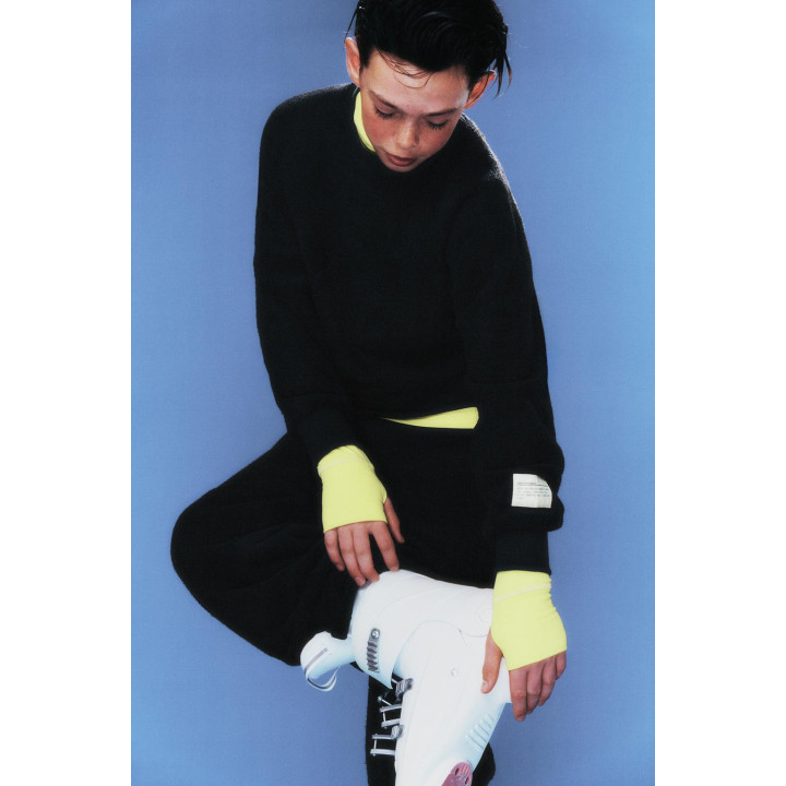 Костюм из свитшота и широких брюк с текстурой ярлыка