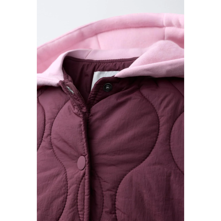 СТЕГАНАЯ КУРТКА С КАПЮШОНОМ И ВЫШИВКОЙ В ВИДЕ МЕДВЕЖОНКА