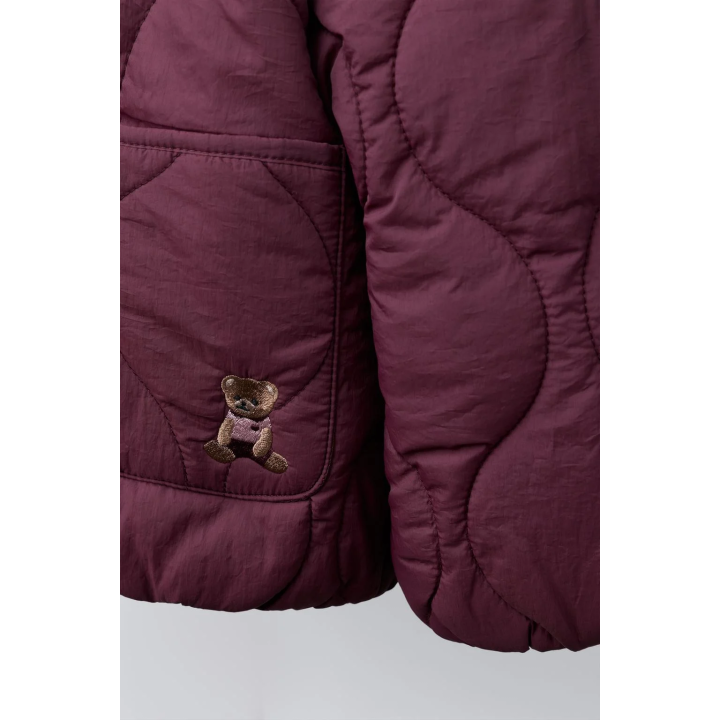 СТЕГАНАЯ КУРТКА С КАПЮШОНОМ И ВЫШИВКОЙ В ВИДЕ МЕДВЕЖОНКА