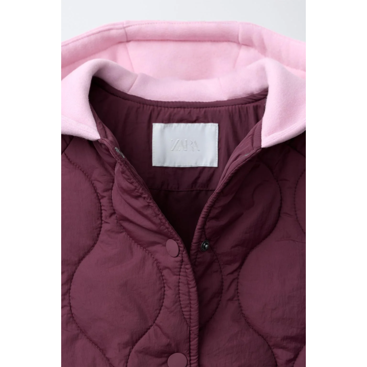 СТЕГАНАЯ КУРТКА С КАПЮШОНОМ И ВЫШИВКОЙ В ВИДЕ МЕДВЕЖОНКА