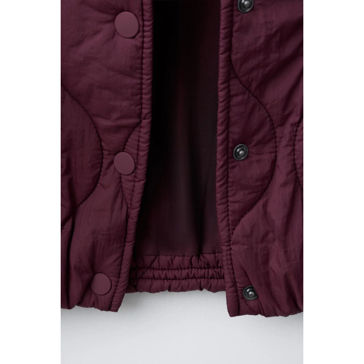 СТЕГАНАЯ КУРТКА С КАПЮШОНОМ И ВЫШИВКОЙ В ВИДЕ МЕДВЕЖОНКА