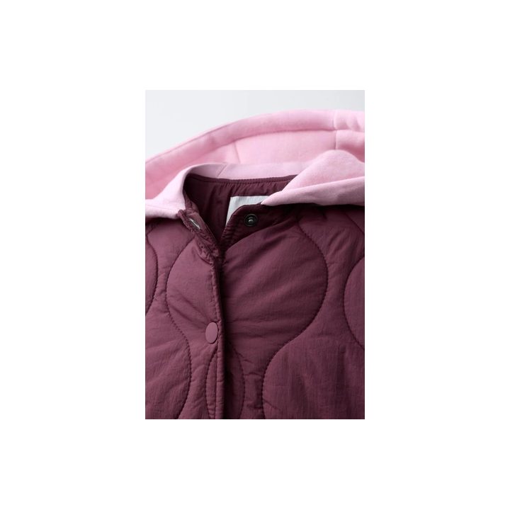 СТЕГАНАЯ КУРТКА С КАПЮШОНОМ И ВЫШИВКОЙ В ВИДЕ МЕДВЕЖОНКА