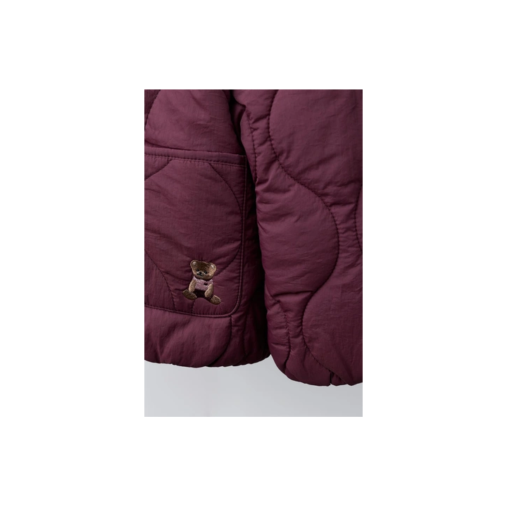 СТЕГАНАЯ КУРТКА С КАПЮШОНОМ И ВЫШИВКОЙ В ВИДЕ МЕДВЕЖОНКА