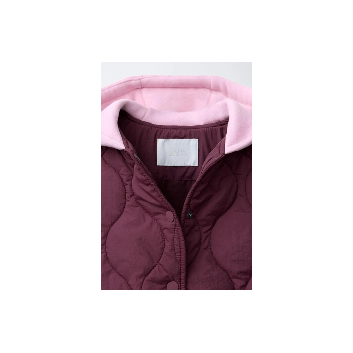 СТЕГАНАЯ КУРТКА С КАПЮШОНОМ И ВЫШИВКОЙ В ВИДЕ МЕДВЕЖОНКА