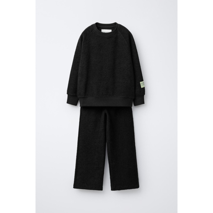 Костюм из свитшота и широких брюк с текстурой ярлыка