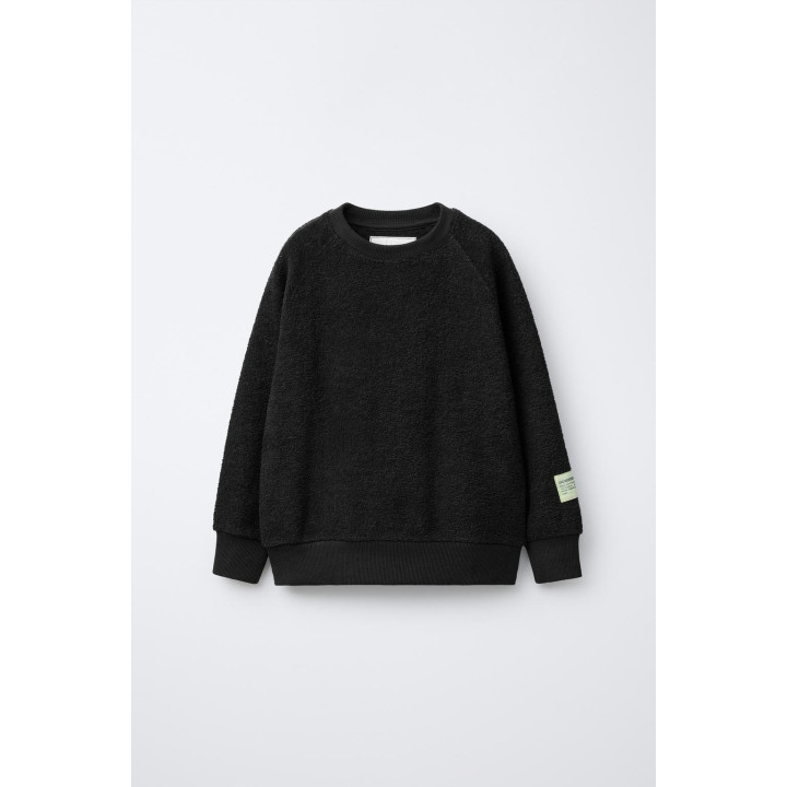 Костюм из свитшота и широких брюк с текстурой ярлыка