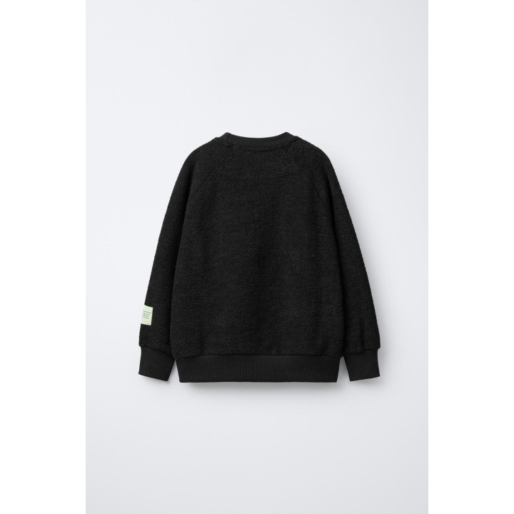 Костюм из свитшота и широких брюк с текстурой ярлыка