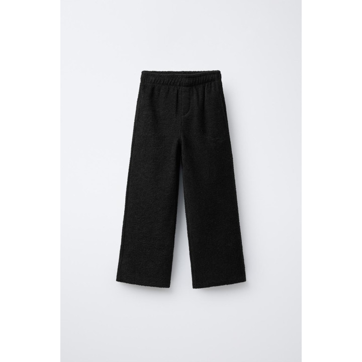 Костюм из свитшота и широких брюк с текстурой ярлыка