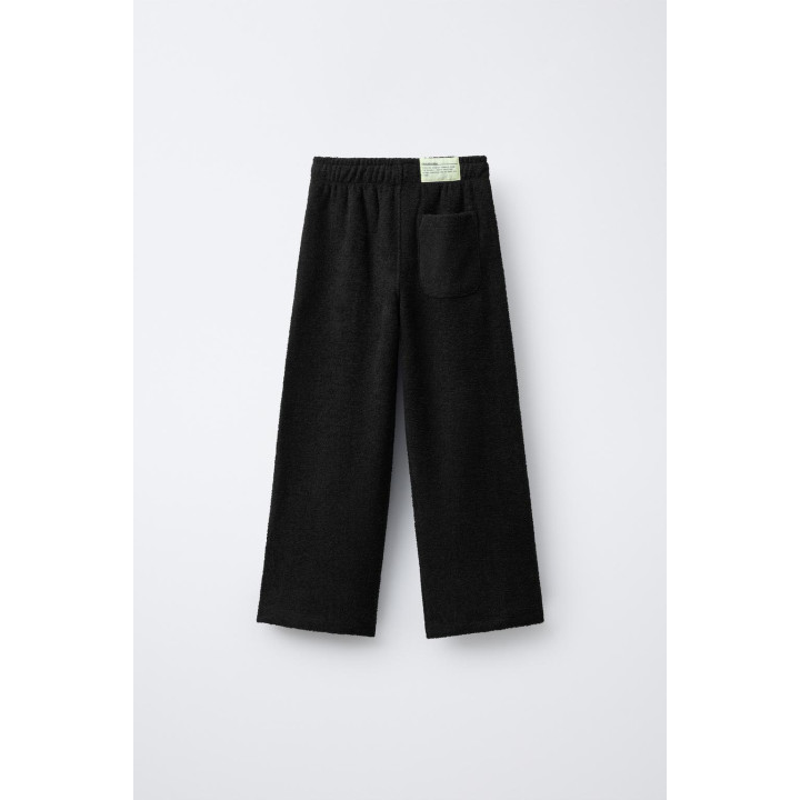 Костюм из свитшота и широких брюк с текстурой ярлыка