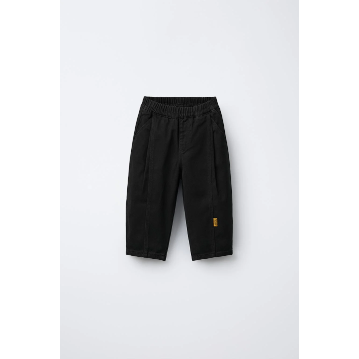 ШТАНЫ-БАЛЛОН СО СКЛАДКАМИ И ЭТИКЕТКАМИ