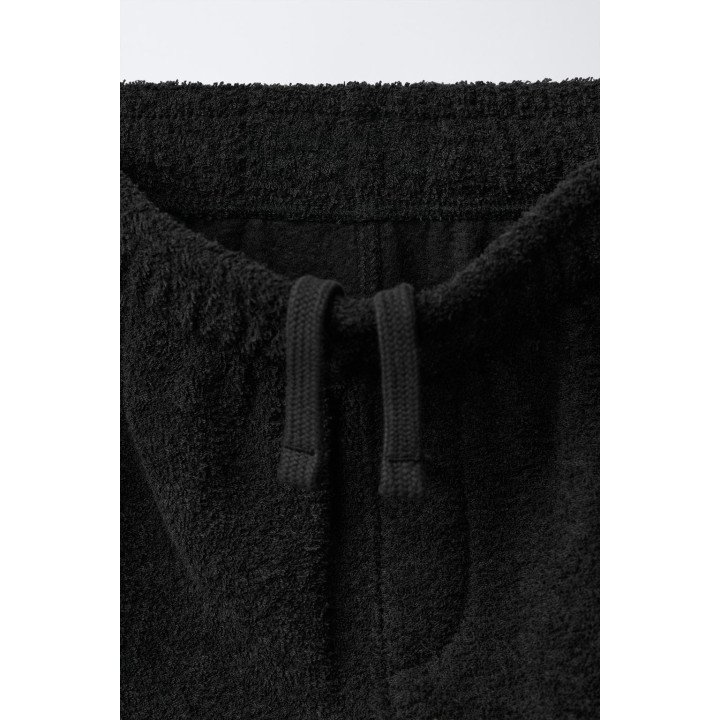 Костюм из свитшота и широких брюк с текстурой ярлыка