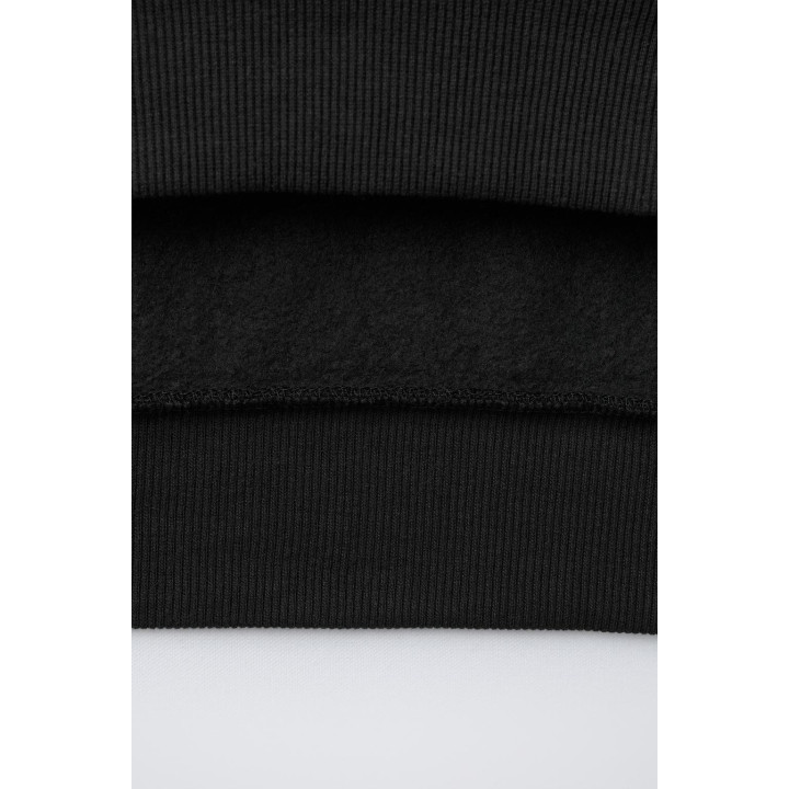 Костюм из свитшота и широких брюк с текстурой ярлыка