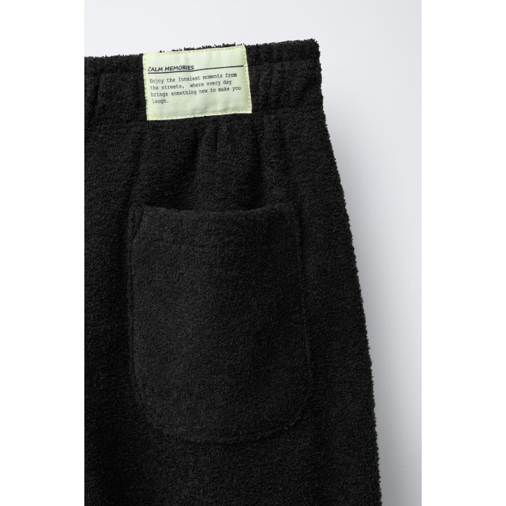 Костюм из свитшота и широких брюк с текстурой ярлыка