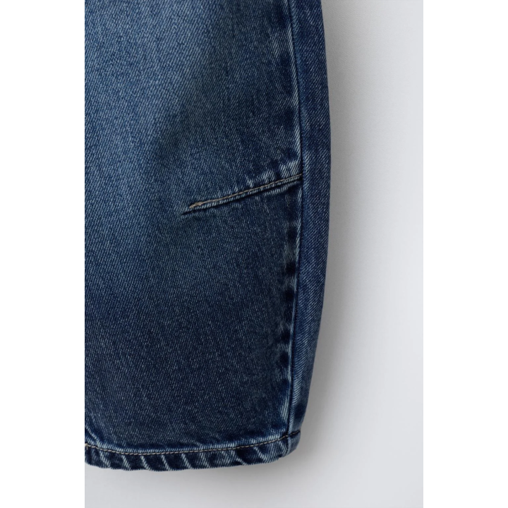 Джинсы с защипами на пуговицах