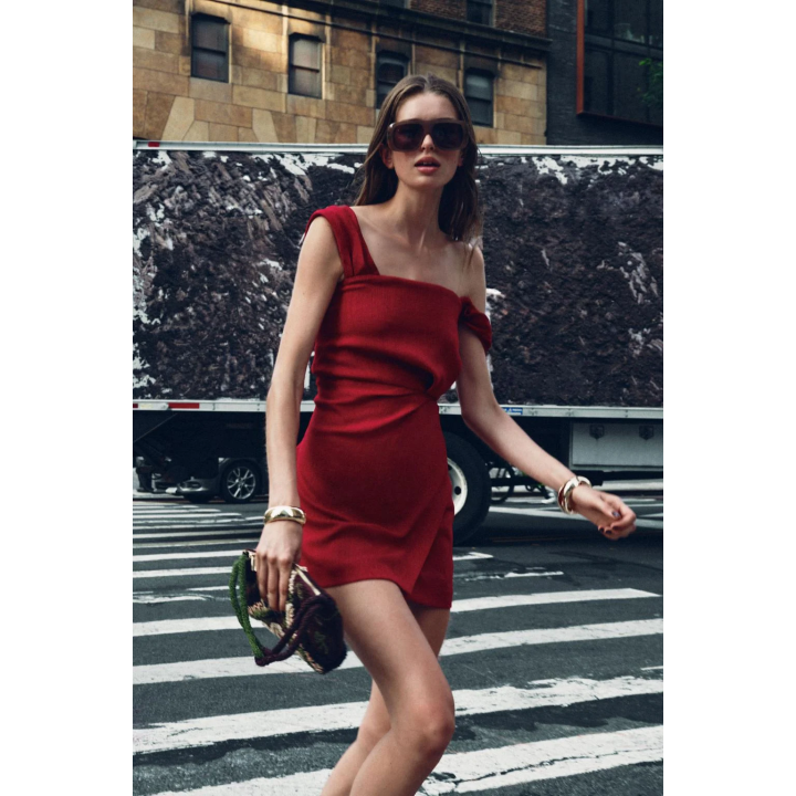 МИНИ-ПЛАТЬЕ С ОТКРЫТЫМИ ПЛЕЧАМИ И ПРИСПУЩЕННЫМИ РУКАВАМИ