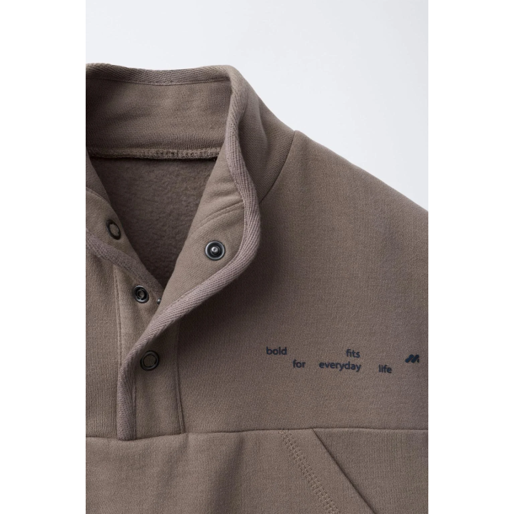 ТОЛСТОВКА С РЕЛЬЕФНОЙ НАДПИСЬЮ И ЛОГОТИПОМ