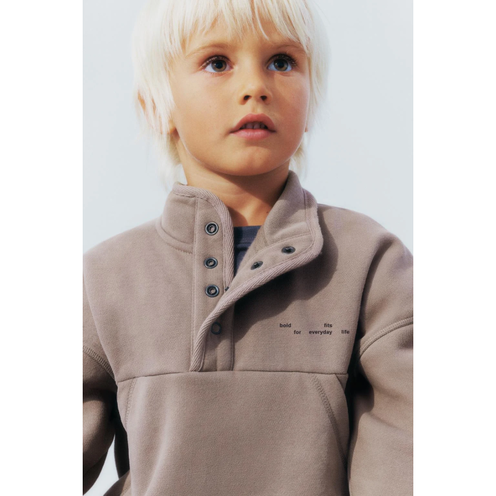 ТОЛСТОВКА С РЕЛЬЕФНОЙ НАДПИСЬЮ И ЛОГОТИПОМ