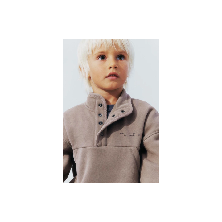 ТОЛСТОВКА С РЕЛЬЕФНОЙ НАДПИСЬЮ И ЛОГОТИПОМ