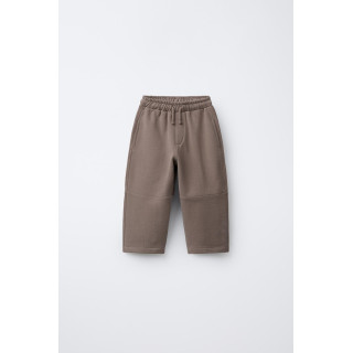 БРЮКИ ИЗ МЯГКОЙ ТКАНИ ПРЯМОГО КРОЯ С РЕЛЬЕФНЫМ ЛОГОТИПОМ