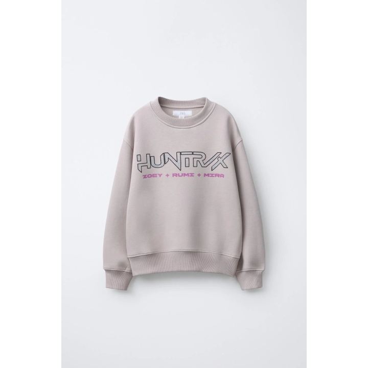 ТОЛСТОВКА С ПРИНТОМ KPOP DEMON HUNTERS™ NETFLIX ©