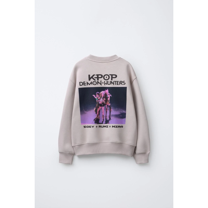 ТОЛСТОВКА С ПРИНТОМ KPOP DEMON HUNTERS™ NETFLIX ©