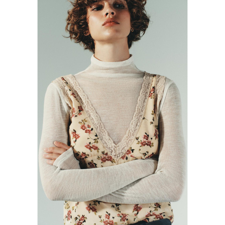 ТОП С КРУЖЕВОМ И ЦВЕТОЧНЫМ УЗОРОМ