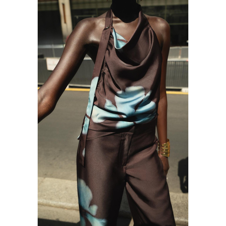 АТЛАСНЫЙ ТОП С ЦВЕТОЧНЫМ ПРИНТОМ