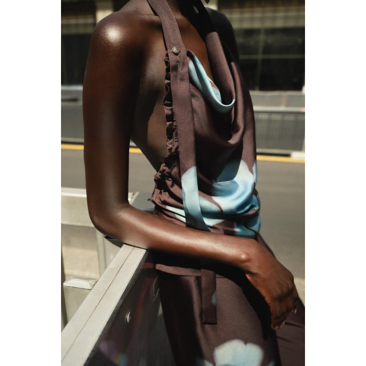 АТЛАСНЫЙ ТОП С ЦВЕТОЧНЫМ ПРИНТОМ