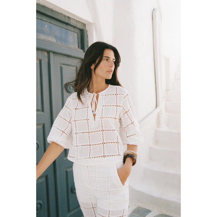 УКОРОЧЕННАЯ БЛУЗКА С ПЕРФОРИРОВАННОЙ ВЫШИВКОЙ
