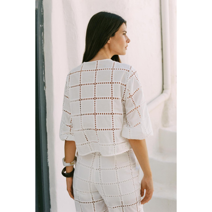 УКОРОЧЕННАЯ БЛУЗКА С ПЕРФОРИРОВАННОЙ ВЫШИВКОЙ