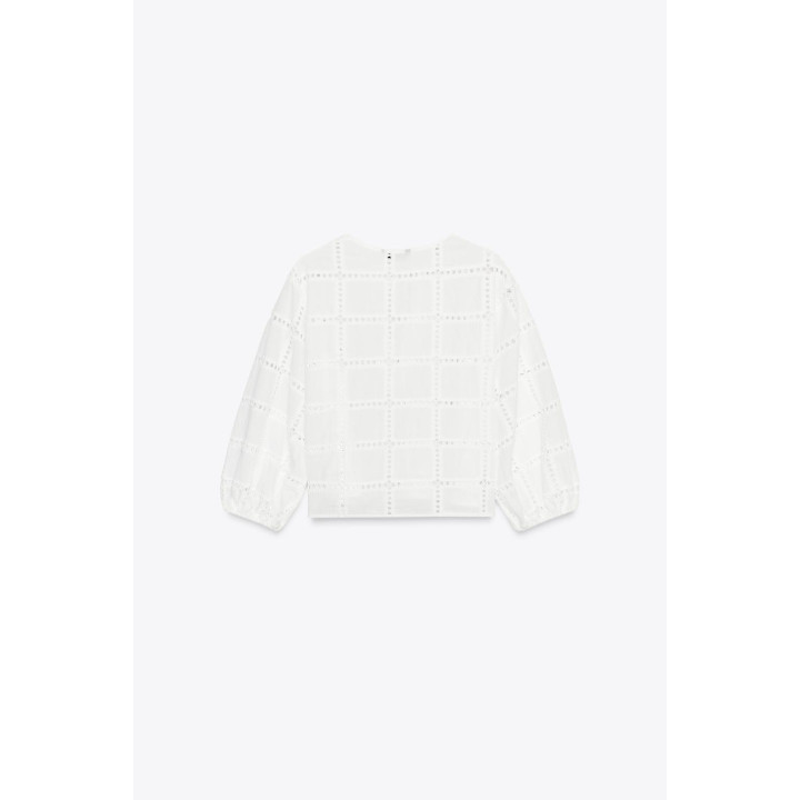 УКОРОЧЕННАЯ БЛУЗКА С ПЕРФОРИРОВАННОЙ ВЫШИВКОЙ