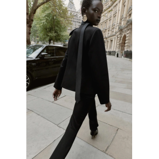 УКОРОЧЕННЫЙ БЛЕЙЗЕР С ПОДПЛЕЧНИКАМИ