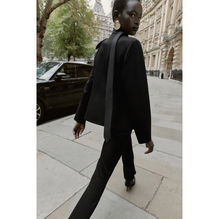 УКОРОЧЕННЫЙ БЛЕЙЗЕР С ПОДПЛЕЧНИКАМИ