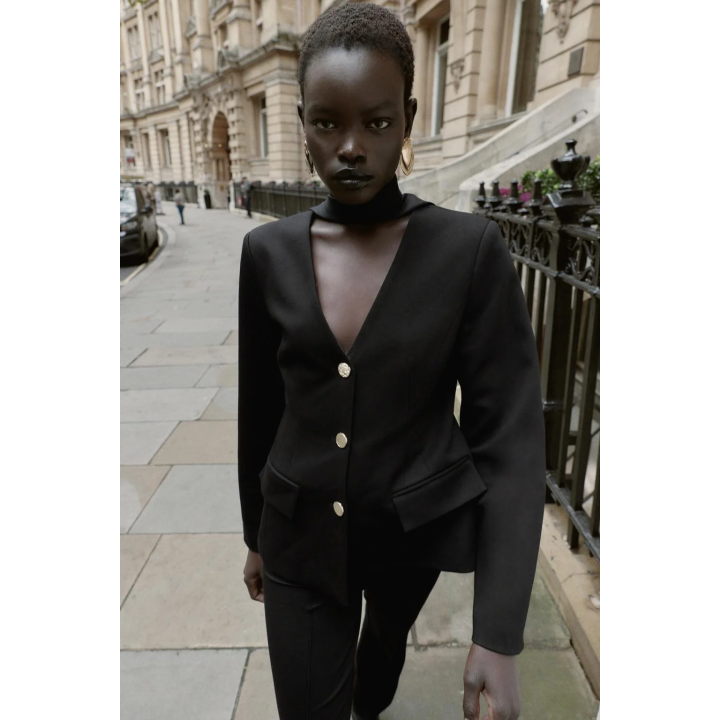 УКОРОЧЕННЫЙ БЛЕЙЗЕР С ПОДПЛЕЧНИКАМИ