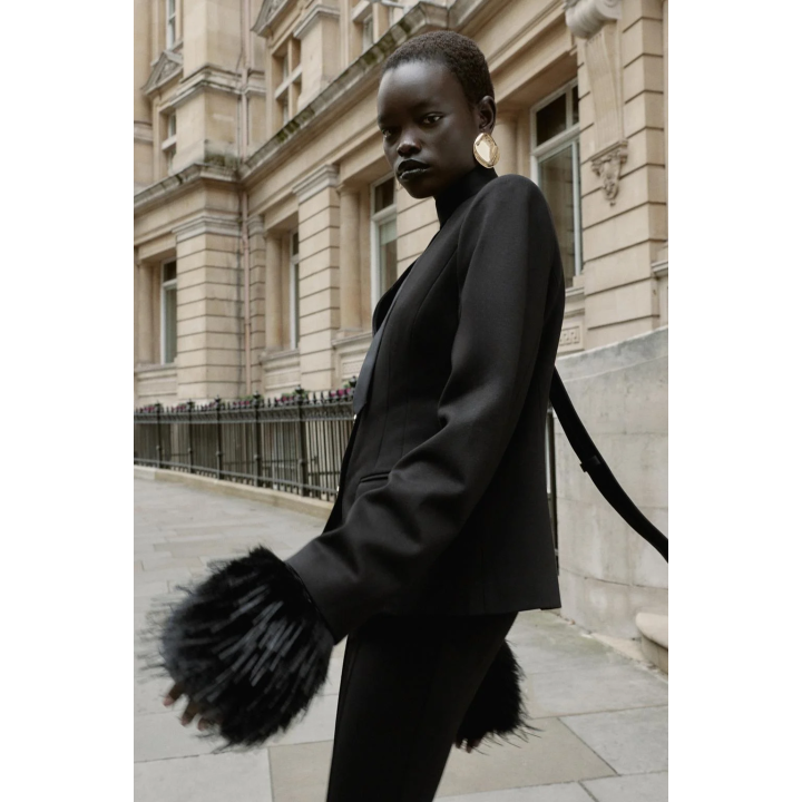 УКОРОЧЕННЫЙ БЛЕЙЗЕР С ПОДПЛЕЧНИКАМИ