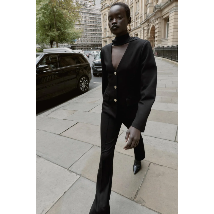 УКОРОЧЕННЫЙ БЛЕЙЗЕР С ПОДПЛЕЧНИКАМИ