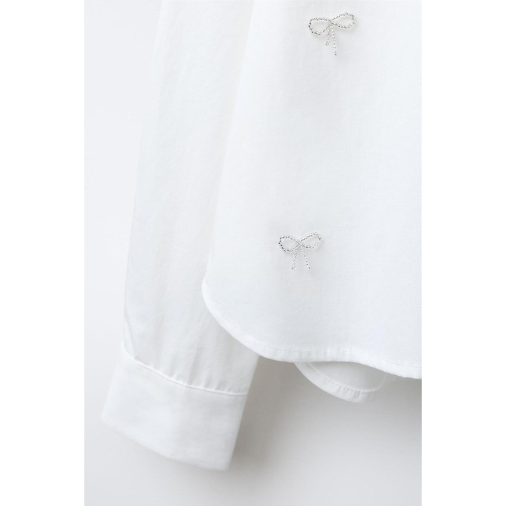 УКОРОЧЕННАЯ РУБАШКА С БАНТИКАМИ И СТРАЗАМИ