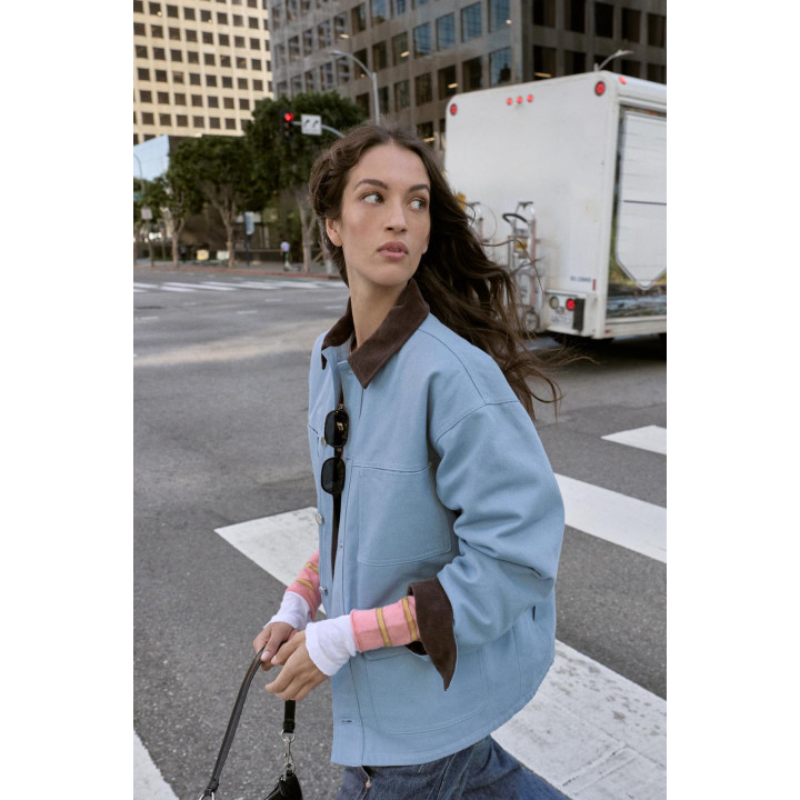 СТЕГАНАЯ КУРТКА С КОМБИНИРОВАННЫМ ВОРОТНИКОМ