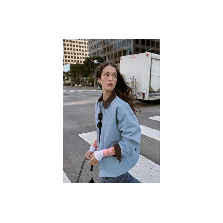 СТЕГАНАЯ КУРТКА С КОМБИНИРОВАННЫМ ВОРОТНИКОМ