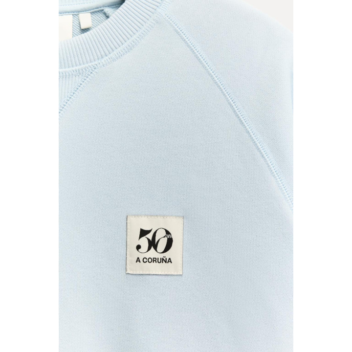 ТОЛСТОВКА С КРУГЛЫМ ВЫРЕЗОМ И НАШИВКОЙ «50TH ANNIVERSARY»