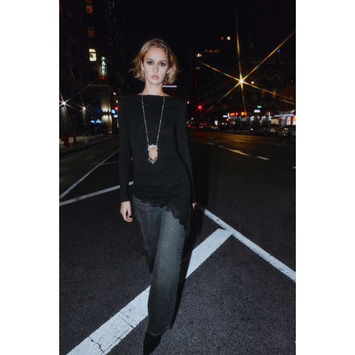 Футболка с асимметричным нижним краем из кружева