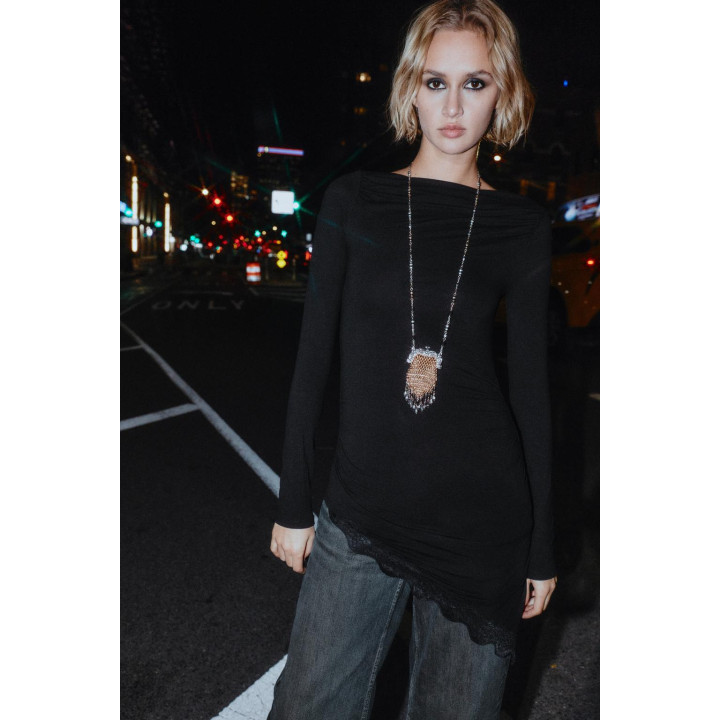 Футболка с асимметричным нижним краем из кружева