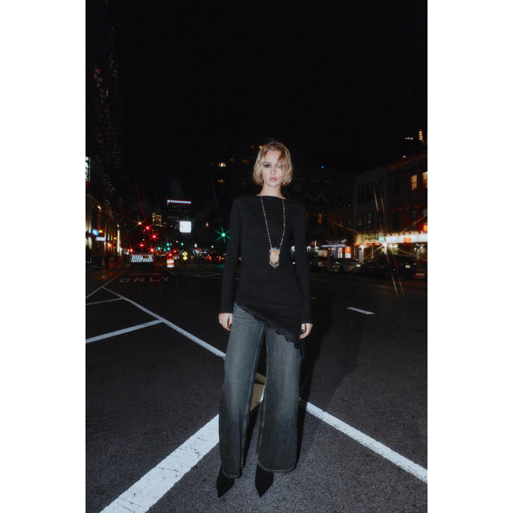 Футболка с асимметричным нижним краем из кружева