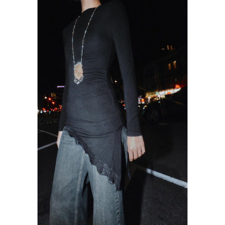 Футболка с асимметричным нижним краем из кружева