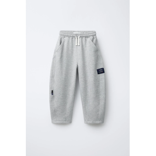 БРЮКИ BARREL ИЗ МЯГКОЙ ТКАНИ С НАШИВКОЙ