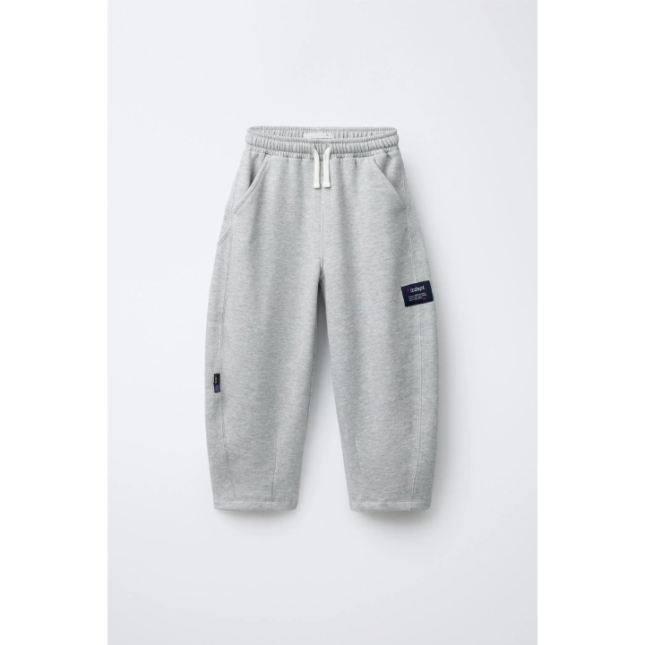 БРЮКИ BARREL ИЗ МЯГКОЙ ТКАНИ С НАШИВКОЙ